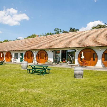 Winzerhof Kuessler - Weinviertel Hotell Stillfried Exteriör bild