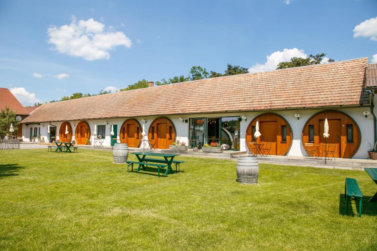 Winzerhof Kuessler - Weinviertel Hotell Stillfried Exteriör bild