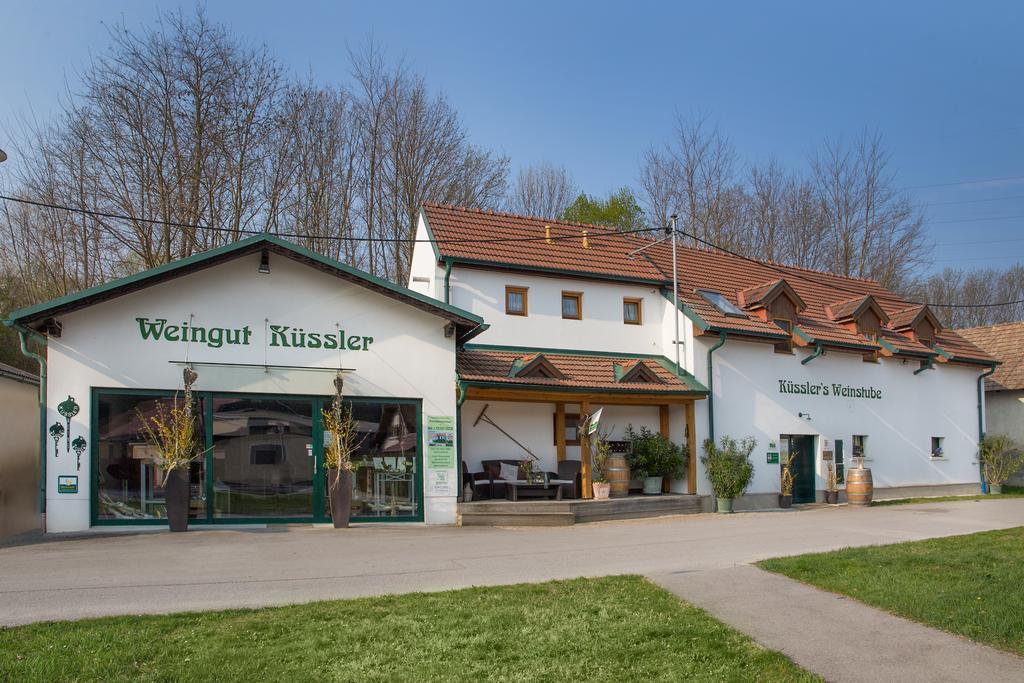 Winzerhof Kuessler - Weinviertel Hotell Stillfried Exteriör bild