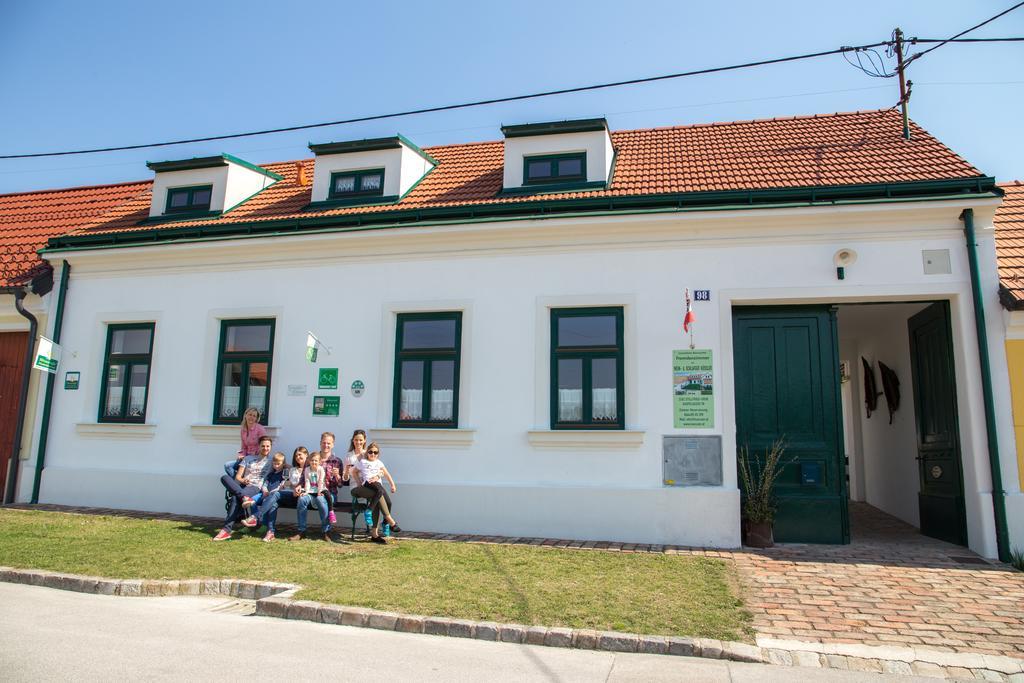 Winzerhof Kuessler - Weinviertel Hotell Stillfried Exteriör bild